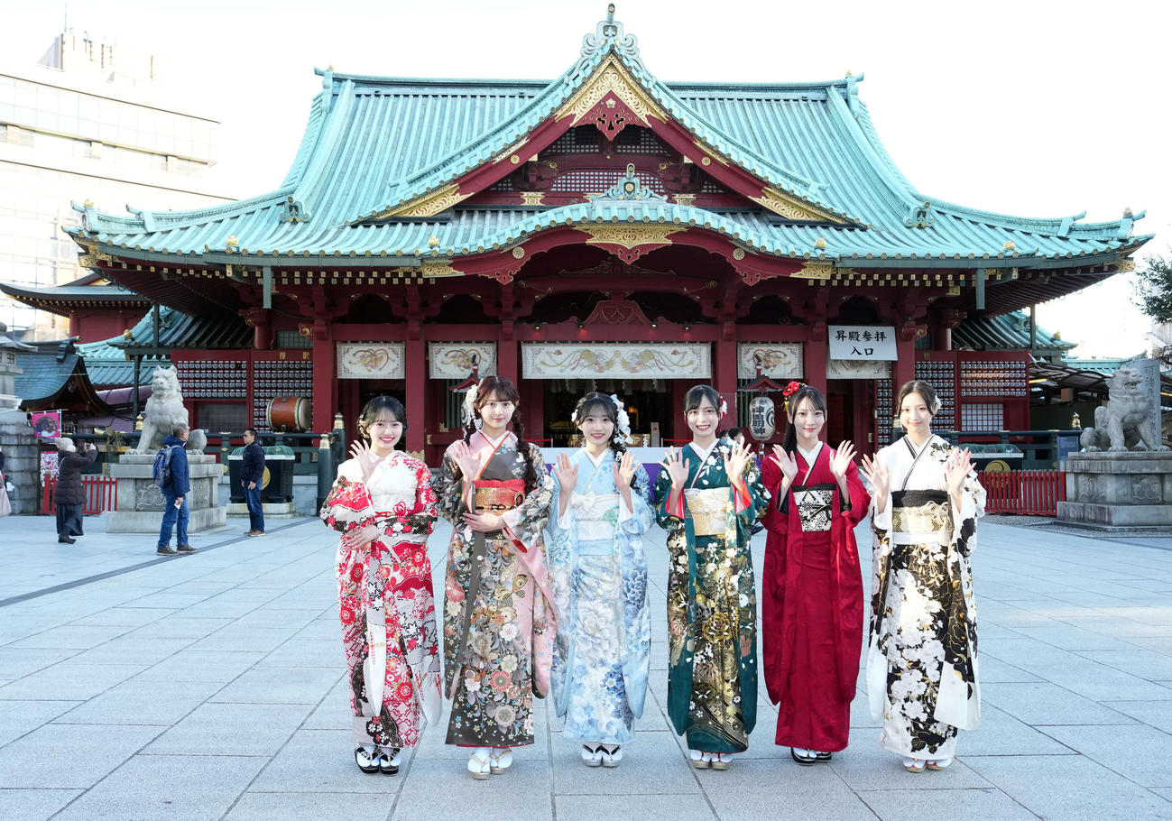笑顔で記念撮影に納まるAKB48のメンバー。左から花田藍衣、久保姫菜乃、秋山由奈、新井彩永、工藤華純、迫由芽実（撮影・たえ見朱実）