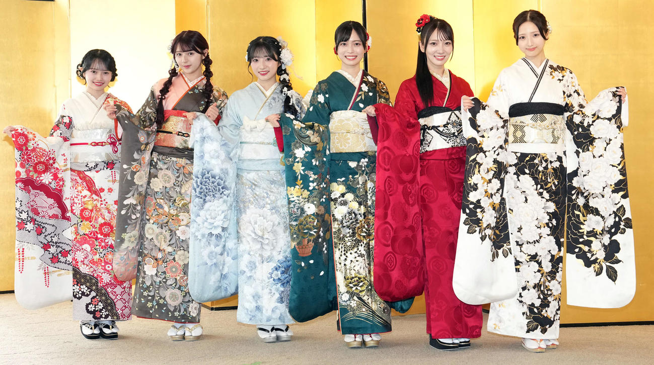 笑顔を見せる、左から花田藍衣、久保姫菜乃、秋山由奈、新井彩永、工藤華純、迫由芽実（撮影・たえ見朱実）