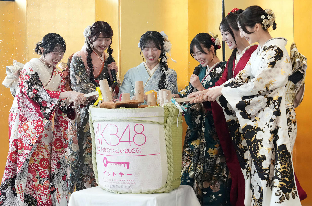 鏡開きを行う、左から花田藍衣、久保姫菜乃、秋山由奈、新井彩永、工藤華純、迫由芽実（撮影・たえ見朱実）