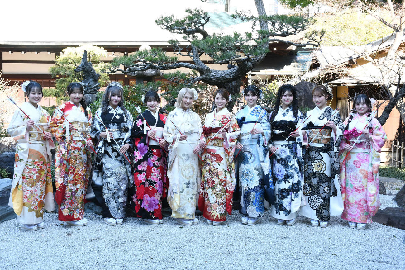成人式を迎えたNMB48メンバー。左から中川朋香、西由真、池田典愛、芳賀礼、塩月希依音、坂田心咲、坂下真心、板垣心和、福野杏実、福原琴美（撮影・阪口孝志）