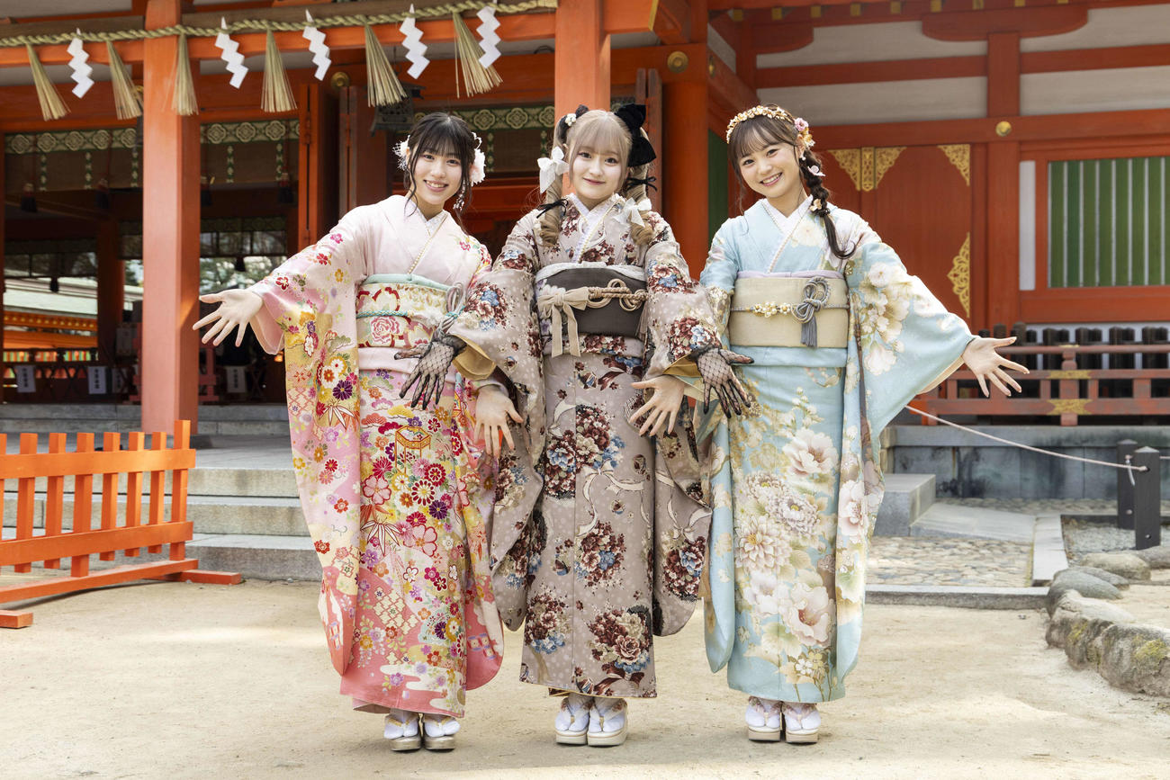 「はたちのつどい」に参加したHKT48、左から山川万里愛、石橋颯、大庭凜咲（C）Mercury
