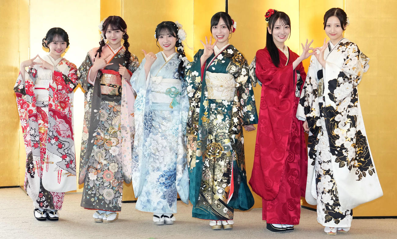 笑顔でポーズを決める、左から花田藍衣、久保姫菜乃、秋山由奈、新井彩永、工藤華純、迫由芽実（撮影・たえ見朱実）