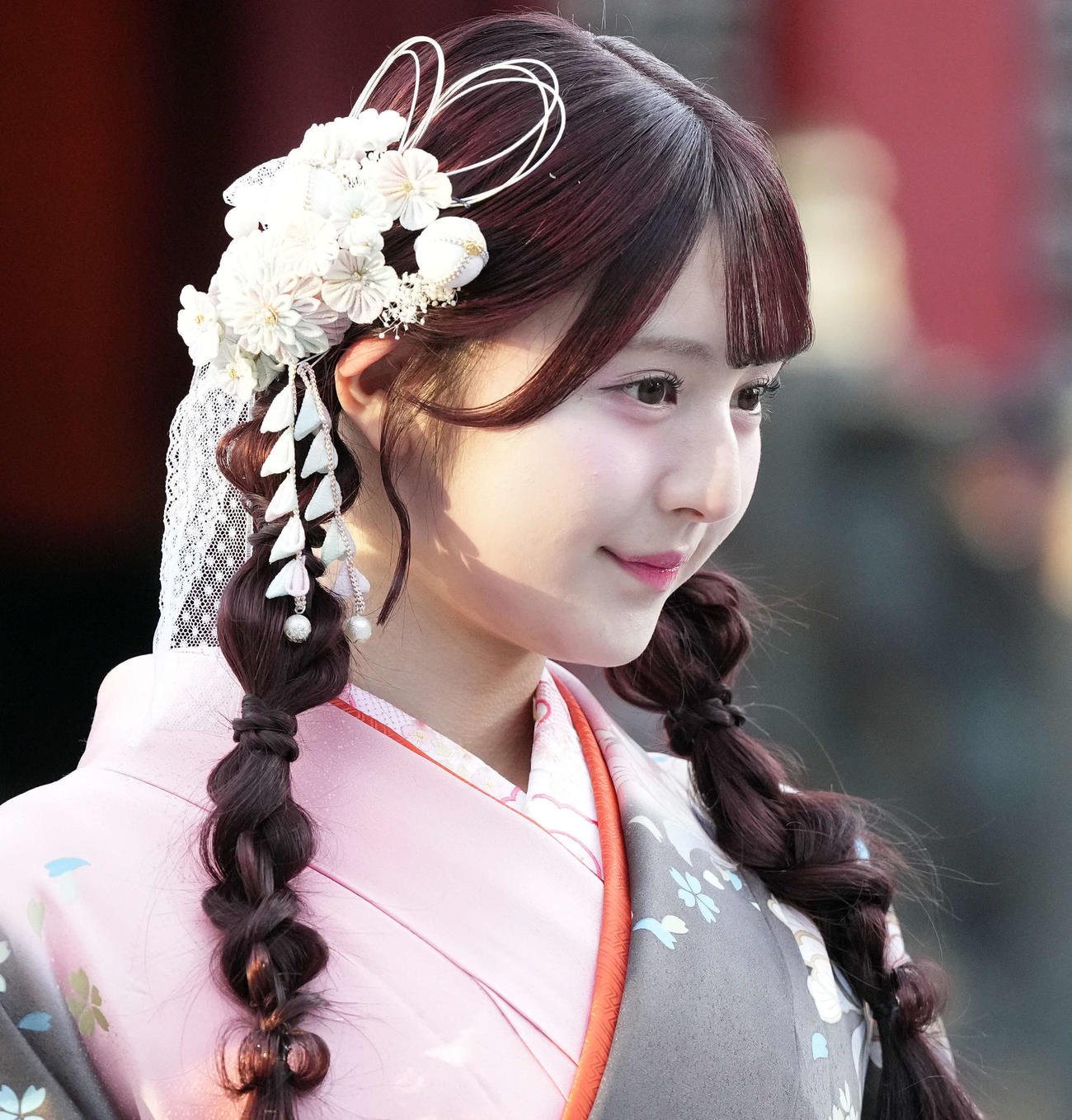 華やかな髪留めを付ける久保姫菜乃（撮影・たえ見朱実）
