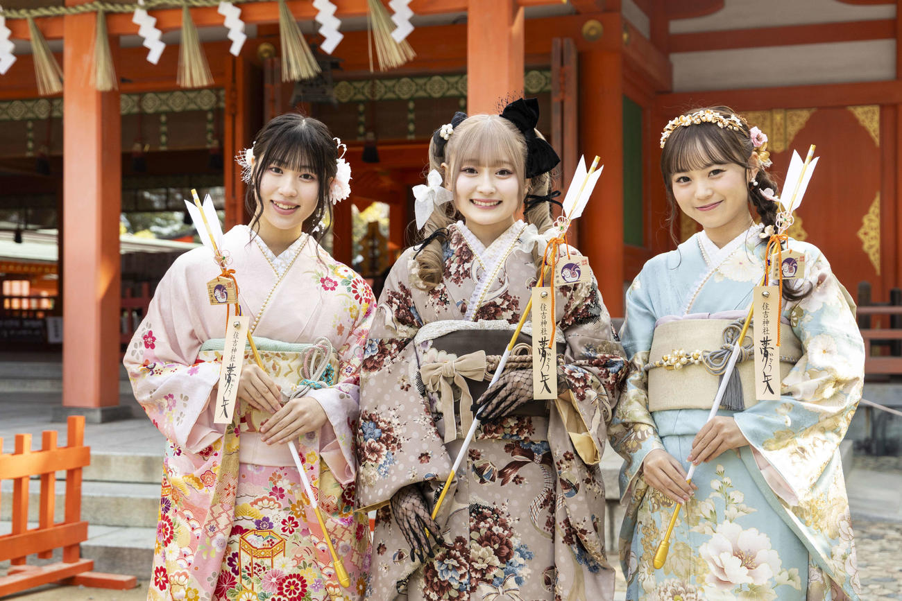 「はたちのつどい」に参加したHKT48、左から山川万里愛、石橋颯、大庭凜咲（C）Mercury