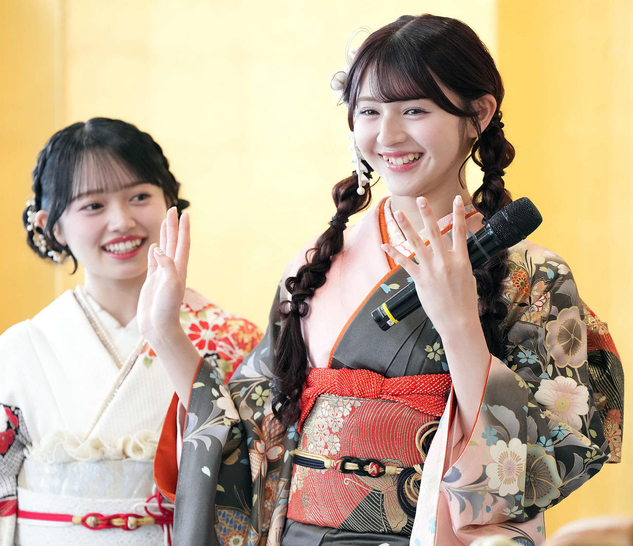 笑顔を見せる久保姫菜乃。左は花田藍衣（撮影・たえ見朱実）