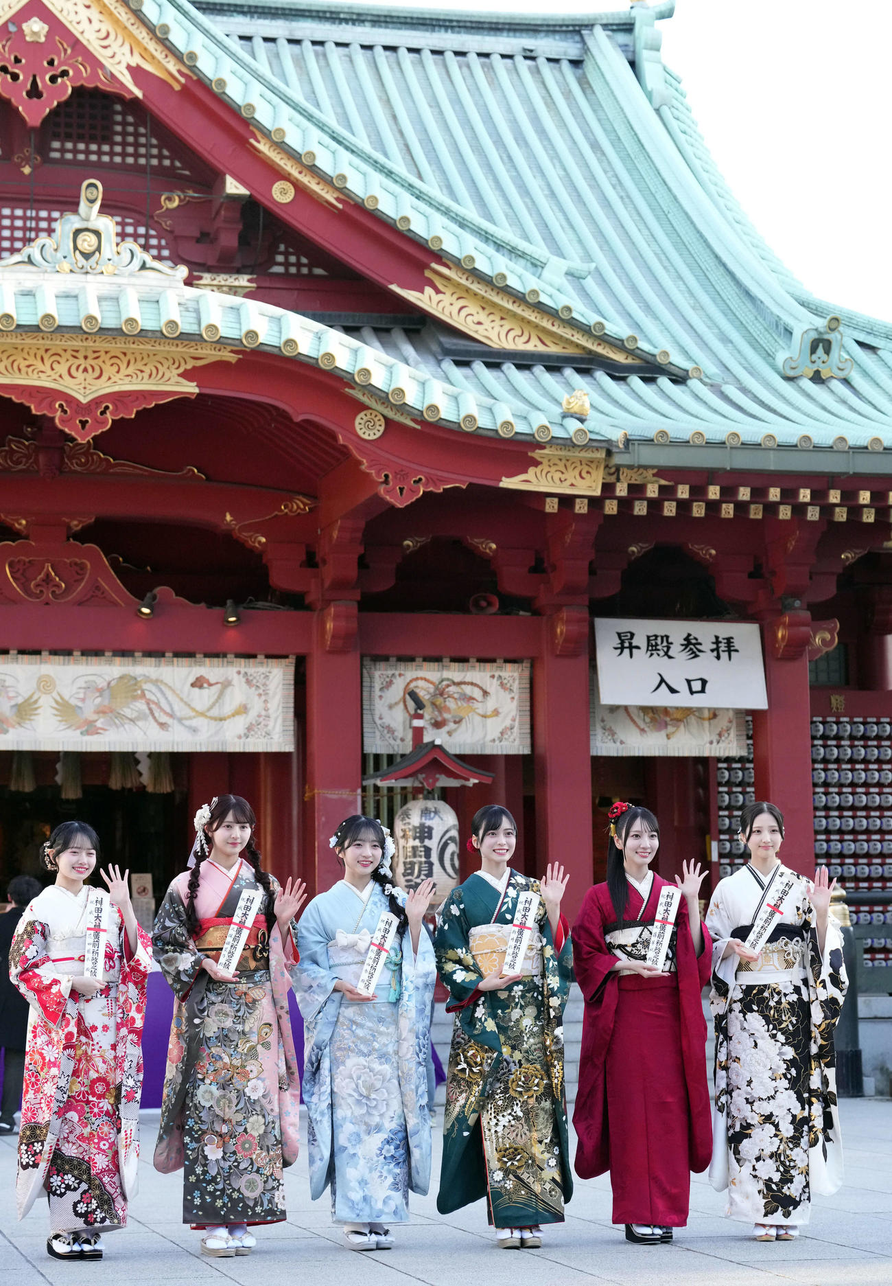 笑顔で記念撮影に納まるAKB48のメンバー。左から花田藍衣、久保姫菜乃、秋山由奈、新井彩永、工藤華純、迫由芽実（撮影・たえ見朱実）