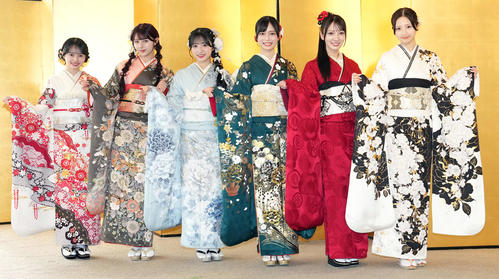 「AKB48 二十歳のつどい」に参加し、笑顔を見せる、左から花田藍衣、久保姫菜乃、秋山由奈、新井彩永、工藤華純、迫由芽実（撮影・たえ見朱実）