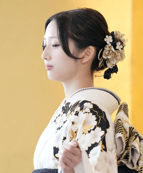 華やかな髪留めを付ける迫由芽実（撮影・たえ見朱実）