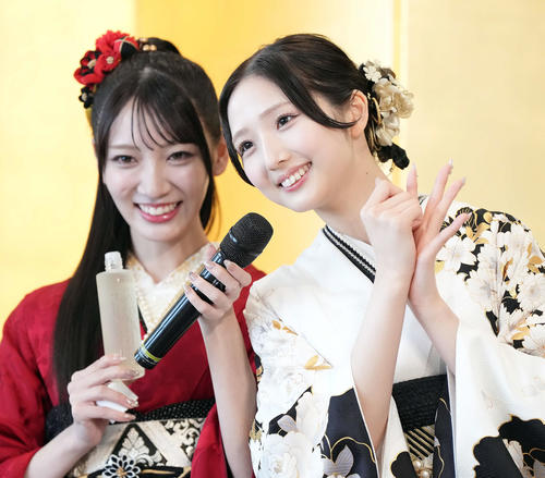 化粧水を贈られ笑顔の迫由芽実。左は工藤華純（撮影・たえ見朱実）