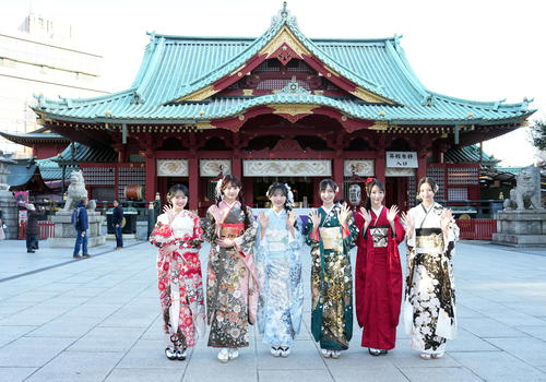 笑顔で記念撮影に納まるAKB48のメンバー。左から花田藍衣、久保姫菜乃、秋山由奈、新井彩永、工藤華純、迫由芽実（撮影・たえ見朱実）