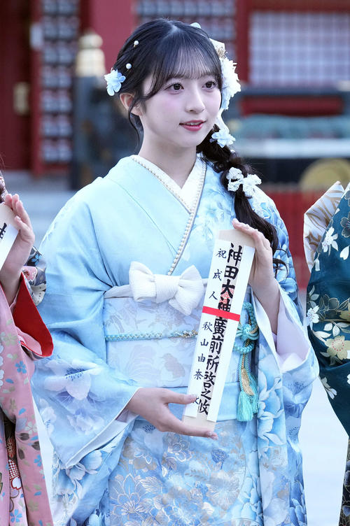 笑顔を見せるAKB48の秋山由奈（撮影・たえ見朱実）