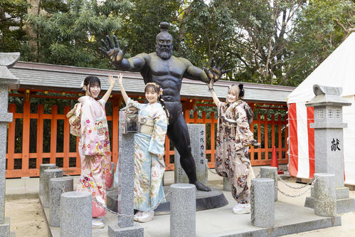 「はたちのつどい」に参加したHKT48、左から山川万里愛、大庭凜咲、石橋颯（C）Mercury
