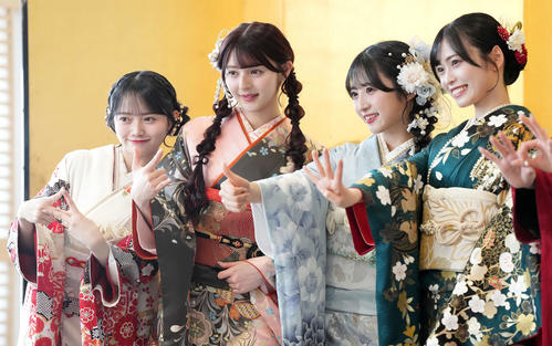 ポーズを決める、左から花田藍衣、久保姫菜乃、秋山由奈、新井彩永（撮影・たえ見朱実）