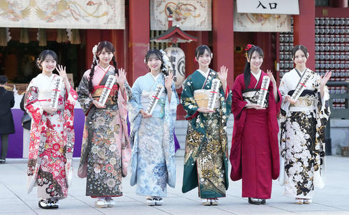 笑顔で記念撮影に納まるAKB48のメンバー。左から花田藍衣、久保姫菜乃、秋山由奈、新井彩永、工藤華純、迫由芽実（撮影・たえ見朱実）