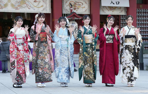 笑顔で記念撮影に納まるAKB48のメンバー。左から花田藍衣、久保姫菜乃、秋山由奈、新井彩永、工藤華純、迫由芽実（撮影・たえ見朱実）