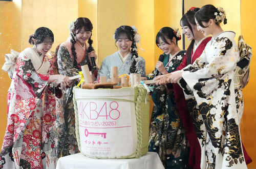 鏡開きを行う、左から花田藍衣、久保姫菜乃、秋山由奈、新井彩永、工藤華純、迫由芽実（撮影・たえ見朱実）