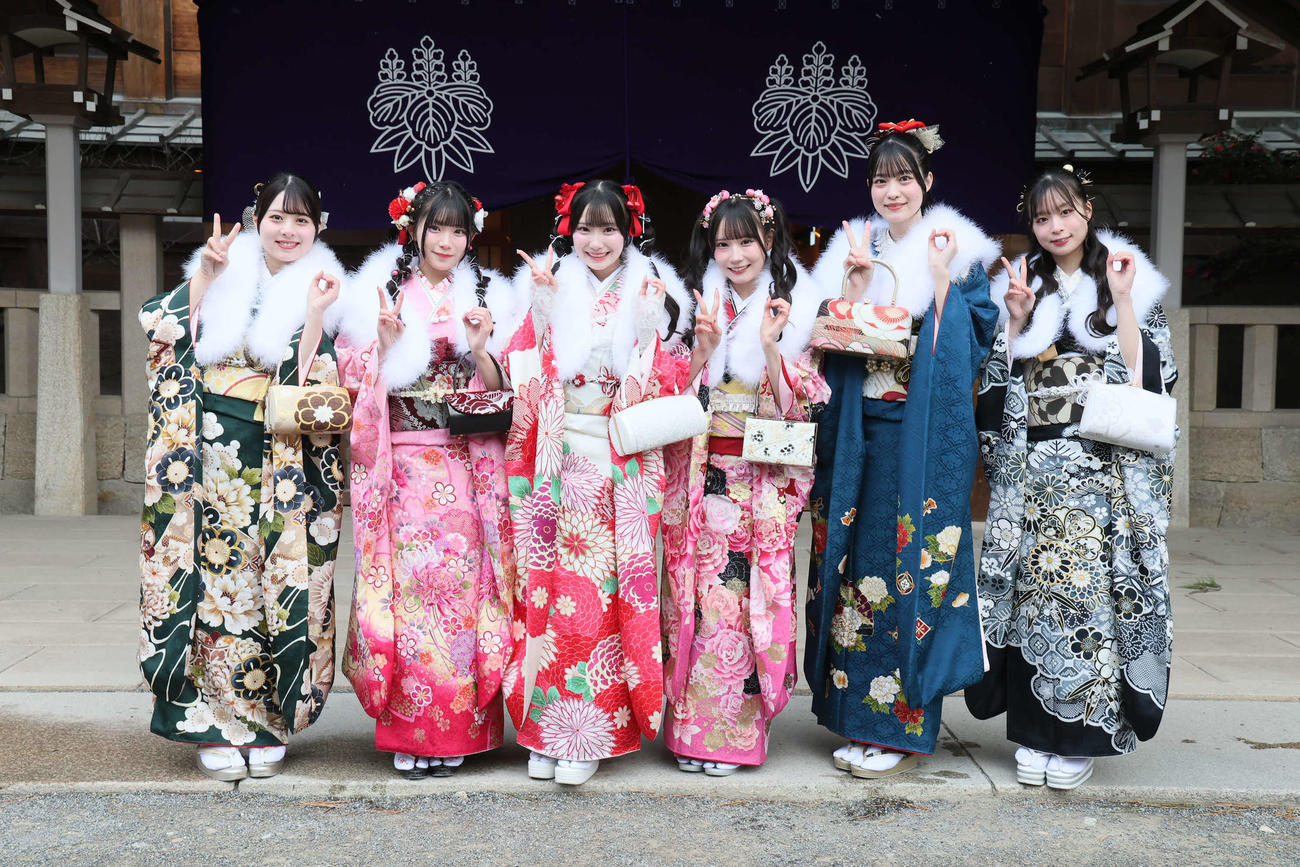 「二十歳のつどい」に参加したSKE48、左から福原心春、河村優愛、倉島杏実、大村杏、■（■は卉の下に木）原椿、雲井紗菜（C）2025 Zest, Inc.／衣装協力：株式会社清水屋