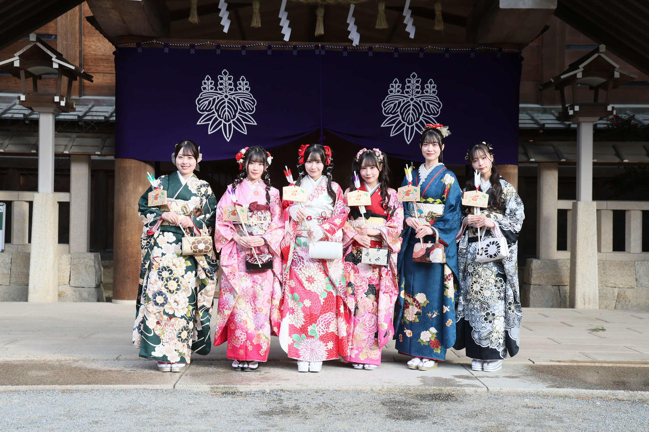 「二十歳のつどい」に参加したSKE48、左から福原心春、河村優愛、倉島杏実、大村杏、■（■は卉の下に木）原椿、雲井紗菜（（C）2025 Zest, Inc.／衣装協力：株式会社清水屋）