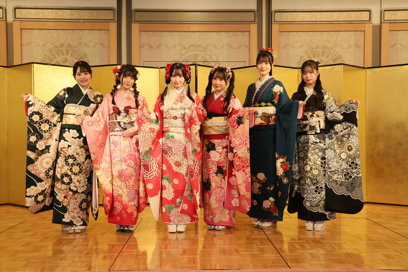 「二十歳のつどい」に参加したSKE48、左から福原心春、河村優愛、倉島杏実、大村杏、■（■は卉の下に木）原椿、雲井紗菜（（C）2025 Zest, Inc.／衣装協力：株式会社清水屋）