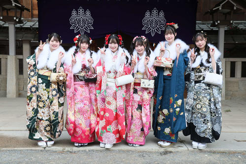 「二十歳のつどい」に参加したSKE48、左から福原心春、河村優愛、倉島杏実、大村杏、■（■は卉の下に木）原椿、雲井紗菜（C）2025 Zest, Inc.／衣装協力：株式会社清水屋