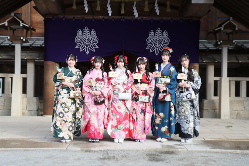 「二十歳のつどい」に参加したSKE48、左から福原心春、河村優愛、倉島杏実、大村杏、■（■は卉の下に木）原椿、雲井紗菜（（C）2025 Zest, Inc.／衣装協力：株式会社清水屋）
