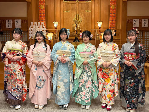 成人奉告祭に参加したSTU48　左から蕪竹真奈・小松奈侑・曽川咲葵・久留島優果・清水紗良・田中奈菜子（C）STU
