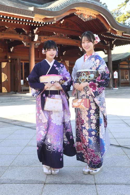 晴れ着姿のNGT48谷口陽香（左）と杉本萌（2025年12月影）