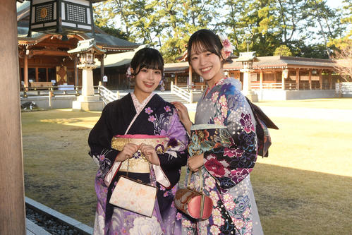 晴れ着姿で参拝するNGT48谷口陽香（左）と杉本萌（2025年12月撮影）