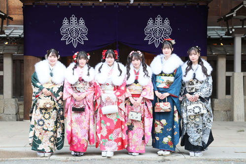 「二十歳のつどい」に参加したSKE48、左から福原心春、河村優愛、倉島杏実、大村杏、■（■は卉の下に木）原椿、雲井紗菜（（C）2025 Zest, Inc.／衣装協力：株式会社清水屋）