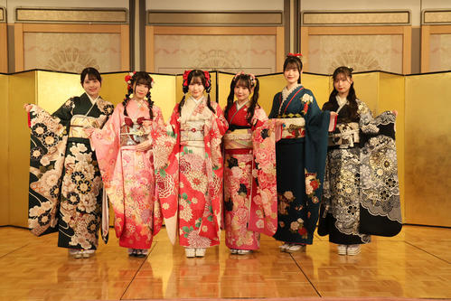 「二十歳のつどい」に参加したSKE48、左から福原心春、河村優愛、倉島杏実、大村杏、■（■は卉の下に木）原椿、雲井紗菜（（C）2025 Zest, Inc.／衣装協力：株式会社清水屋）