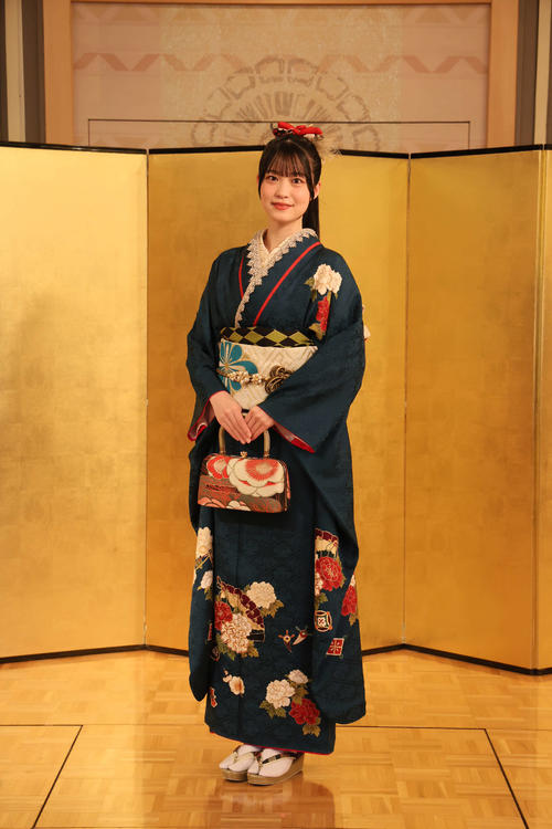 「二十歳のつどい」に参加したSKE48■（■は卉の下に木）原椿（（C）2025 Zest, Inc.／衣装協力：株式会社清水屋）