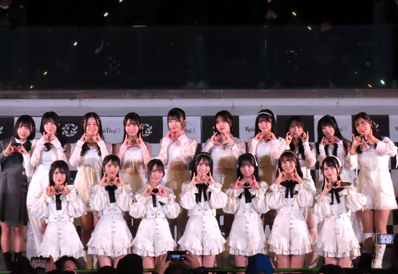 Rain Tree。前列左から加藤柊、佐藤莉華、鈴野みお、綾瀬ことり、遠藤莉乃、新野楓果、橋本真希。後列左から黒澤禾恋、百瀬紗菜、葉山莉瑚、片瀬真花、朝宮日向、吉川海未、永瀬真梨、市原紬希、水野乃愛、仲俣美希(2025年1月撮影)