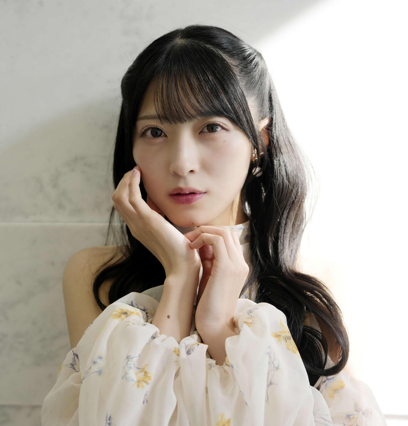 アンニュイな表情を見せるAKB48の佐藤綺星（撮影・小島史椰）