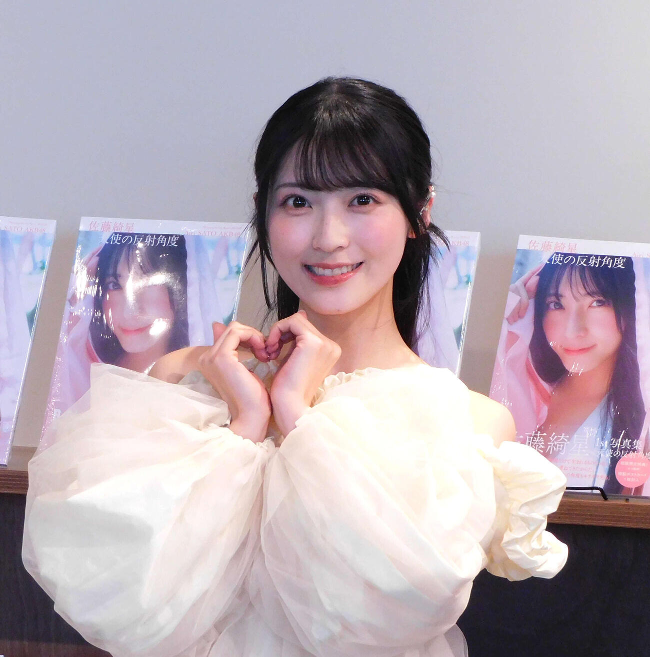 ファースト写真集「天使の反射角度」発売記念会見を行ったAKB48佐藤綺星（撮影・寺本吏輝）