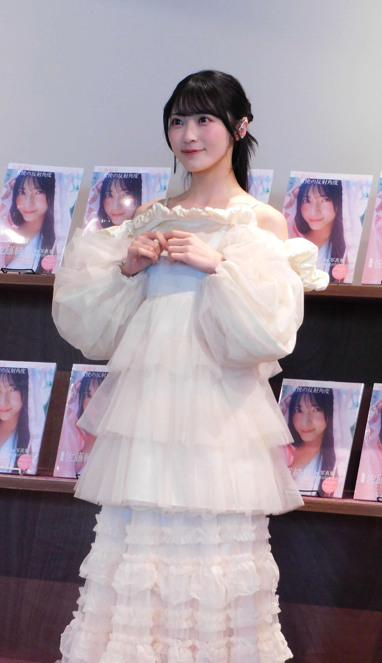 ファースト写真集「天使の反射角度」発売記念会見を行ったAKB48佐藤綺星（撮影・寺本吏輝）