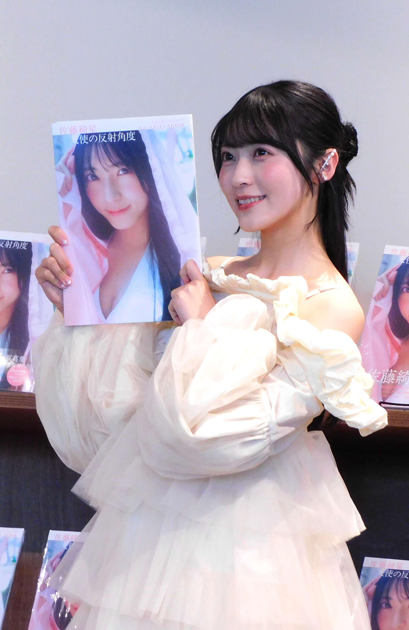 ファースト写真集「天使の反射角度」発売記念会見を行ったAKB48佐藤綺星（撮影・寺本吏輝）