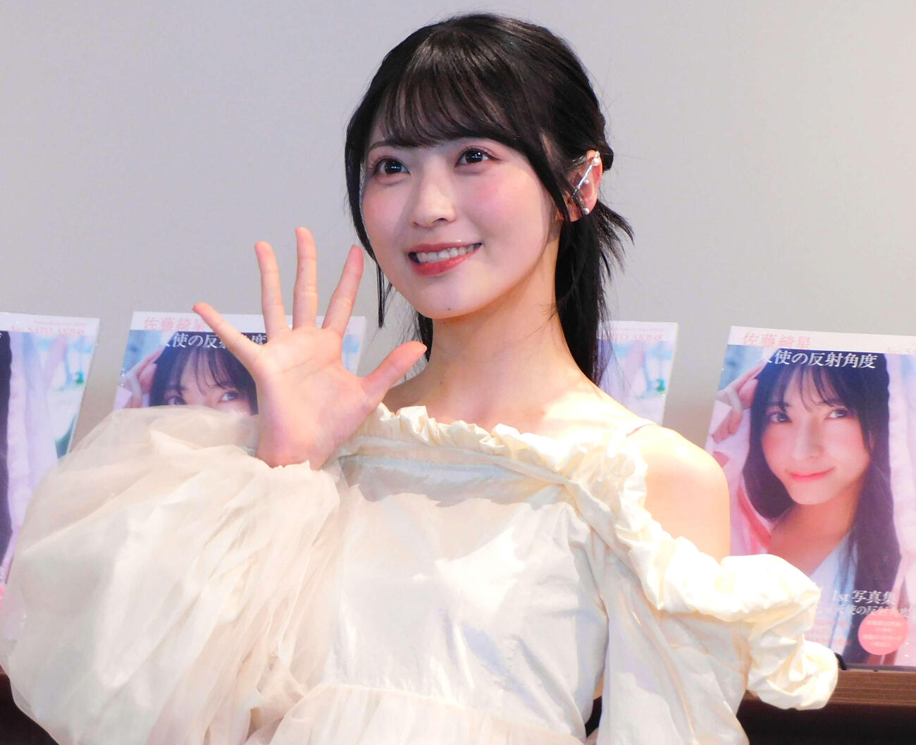 ファースト写真集「天使の反射角度」発売記念会見を行ったAKB48佐藤綺星（撮影・寺本吏輝）