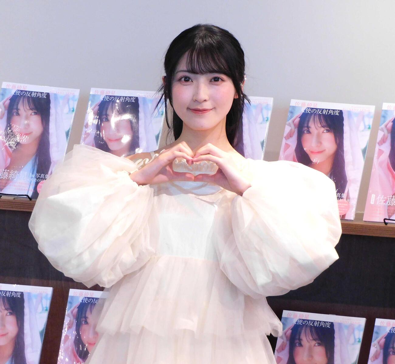 ファースト写真集「天使の反射角度」発売記念会見を行ったAKB48佐藤綺星（撮影・寺本吏輝）