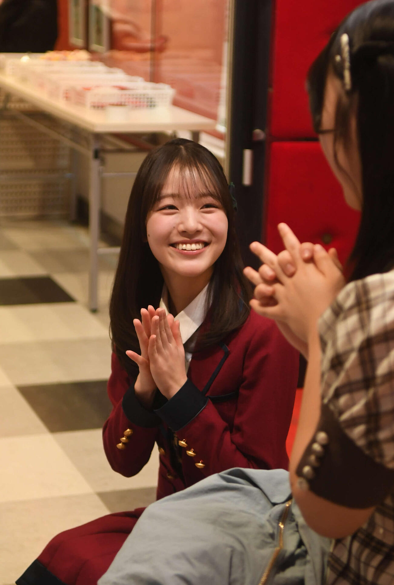 参加者に話しかけるNGT48の杉本萌