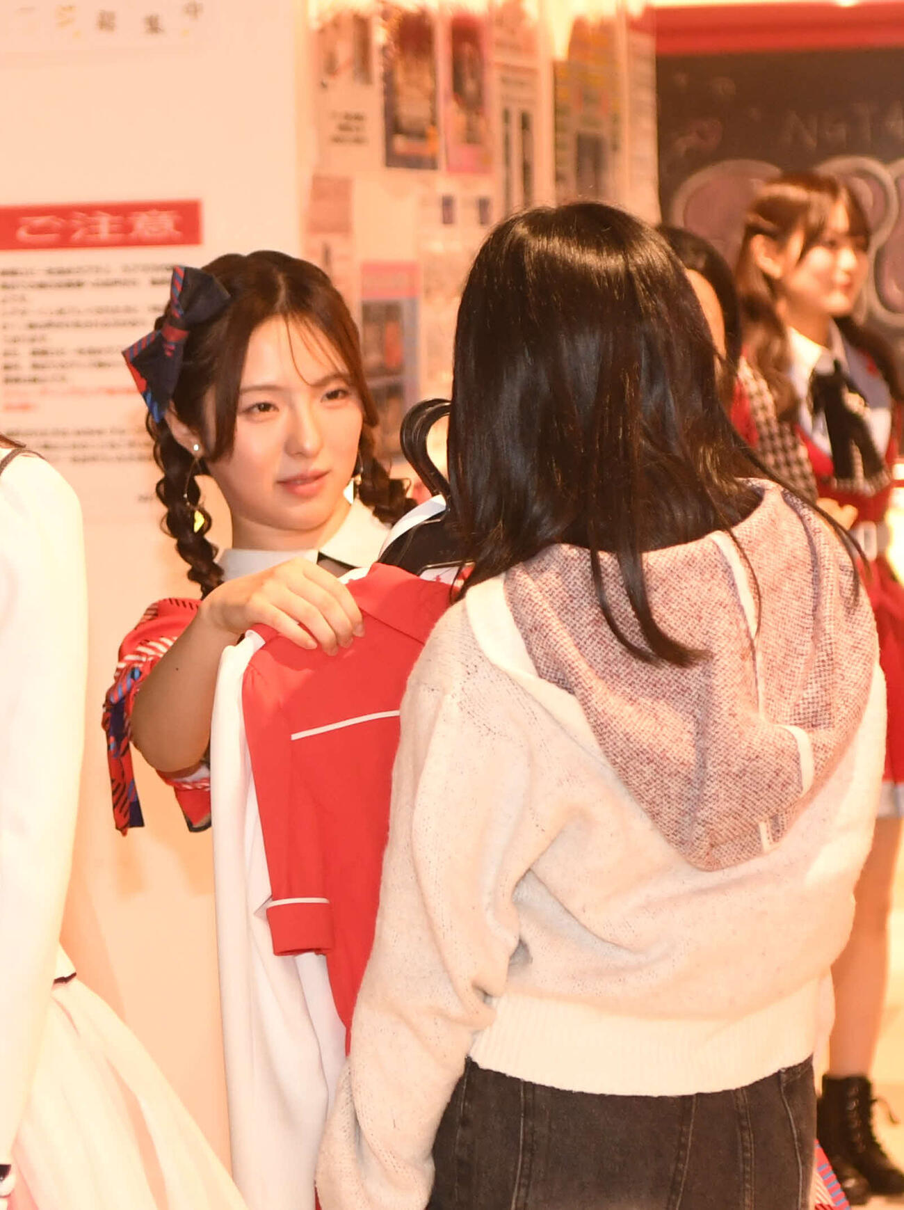 参加者の衣装を選ぶNGT48の大塚七海