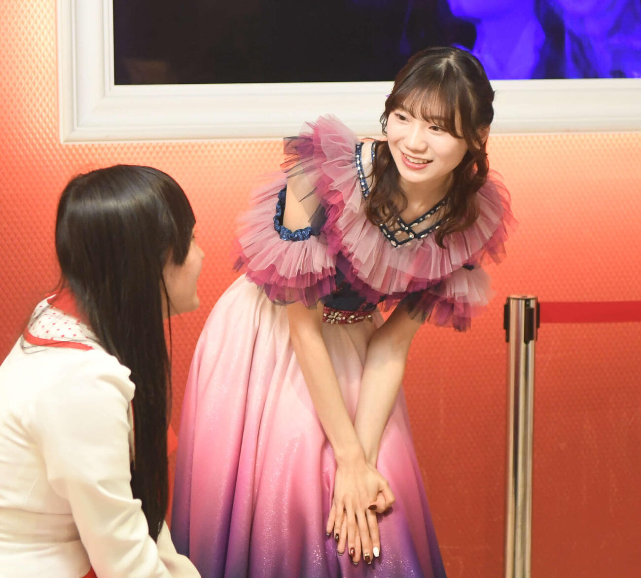 参加者と談笑するNGT48の藤崎未夢