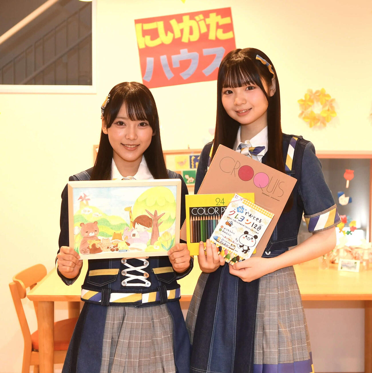 「ドナルド・マクドナルド・ハウスにいがた」を訪問したAKB48の丸山ひなた（左）と大賀彩姫