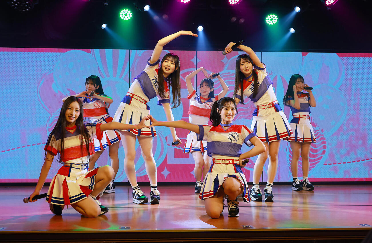 21期研究生を迎え「手をつなぎながら」公演で歌唱を披露するAKB48（撮影・中島郁夫）