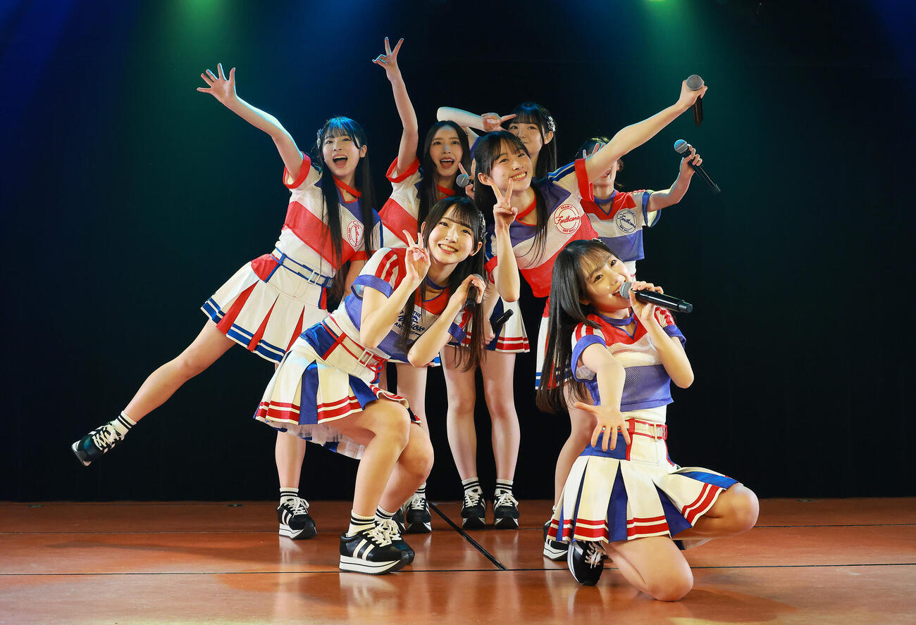21期研究生を迎え「手をつなぎながら」公演で歌唱を披露するAKB48（撮影・中島郁夫）