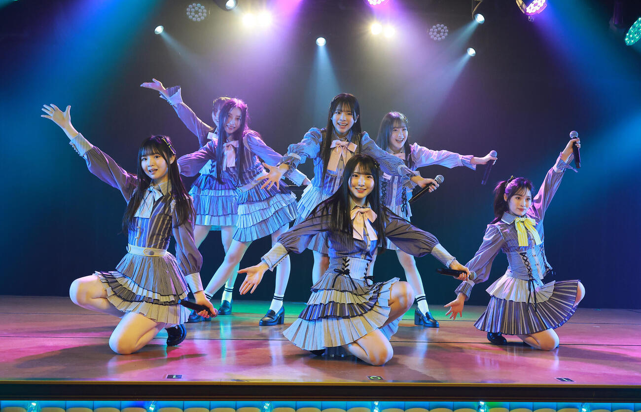 21期研究生を迎え「手をつなぎながら」公演で歌唱を披露するAKB48（撮影・中島郁夫）