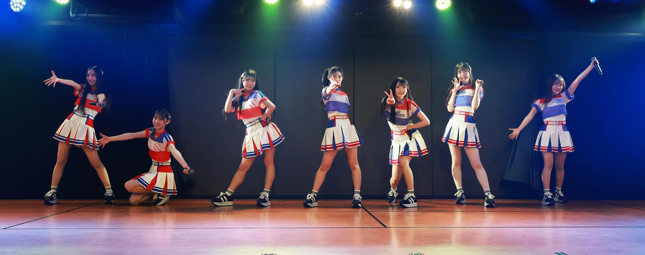 21期研究生を迎え「手をつなぎながら」公演で歌唱を披露するAKB48（撮影・中島郁夫）