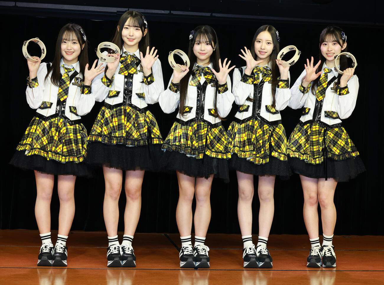 AKB48 21期研究生。左から髙橋舞桜、田中沙友利、牧戸愛茉、森川優、渡邉葵心（撮影・中島郁夫）