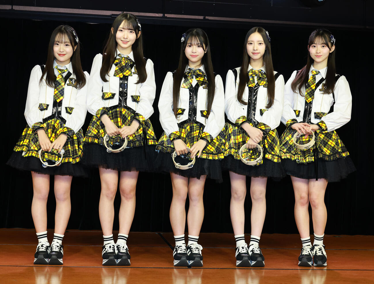 AKB48 21期研究生。左から髙橋舞桜、田中沙友利、牧戸愛茉、森川優、渡邉葵心（撮影・中島郁夫）