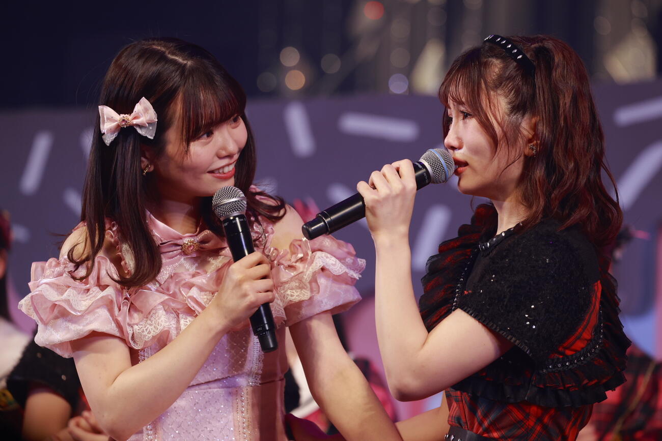 コンサートで活動を再開したHKT48渕上舞を迎える秋吉優香（右）（C）Mercury