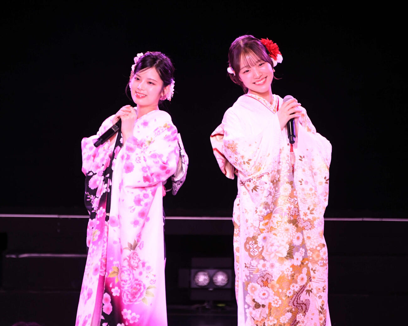 晴れ着姿でパフォーマンスするNGT48の谷口陽香（左）と杉本萌